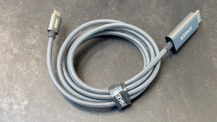 Connecting an iPhone to a projector with an HDMI cable